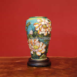 Lọ hoa đắp nổi vẽ vàng